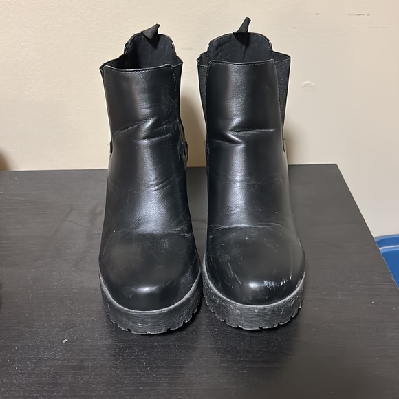 Black boots - Picture 2 of 2